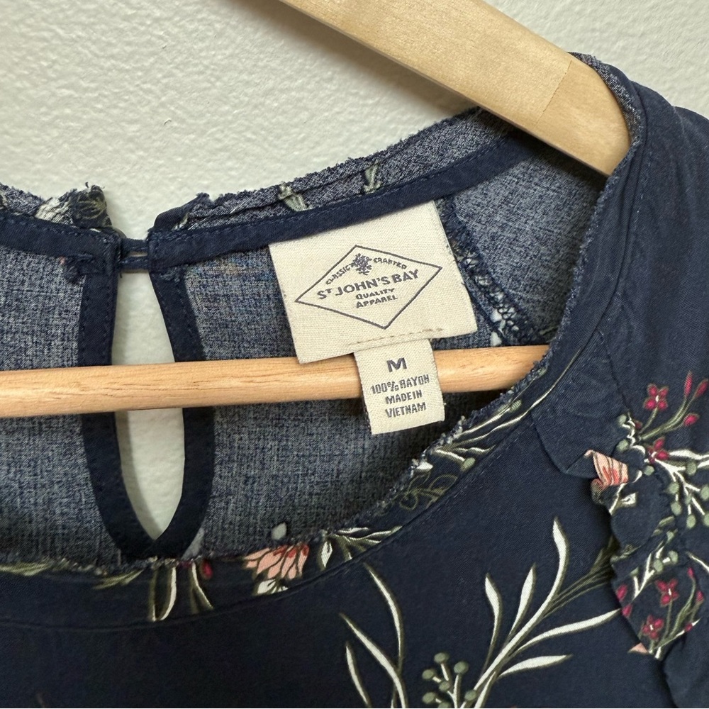 St. John’s Bay Floral Navy Women's Top Size M - Picture 3 of 4